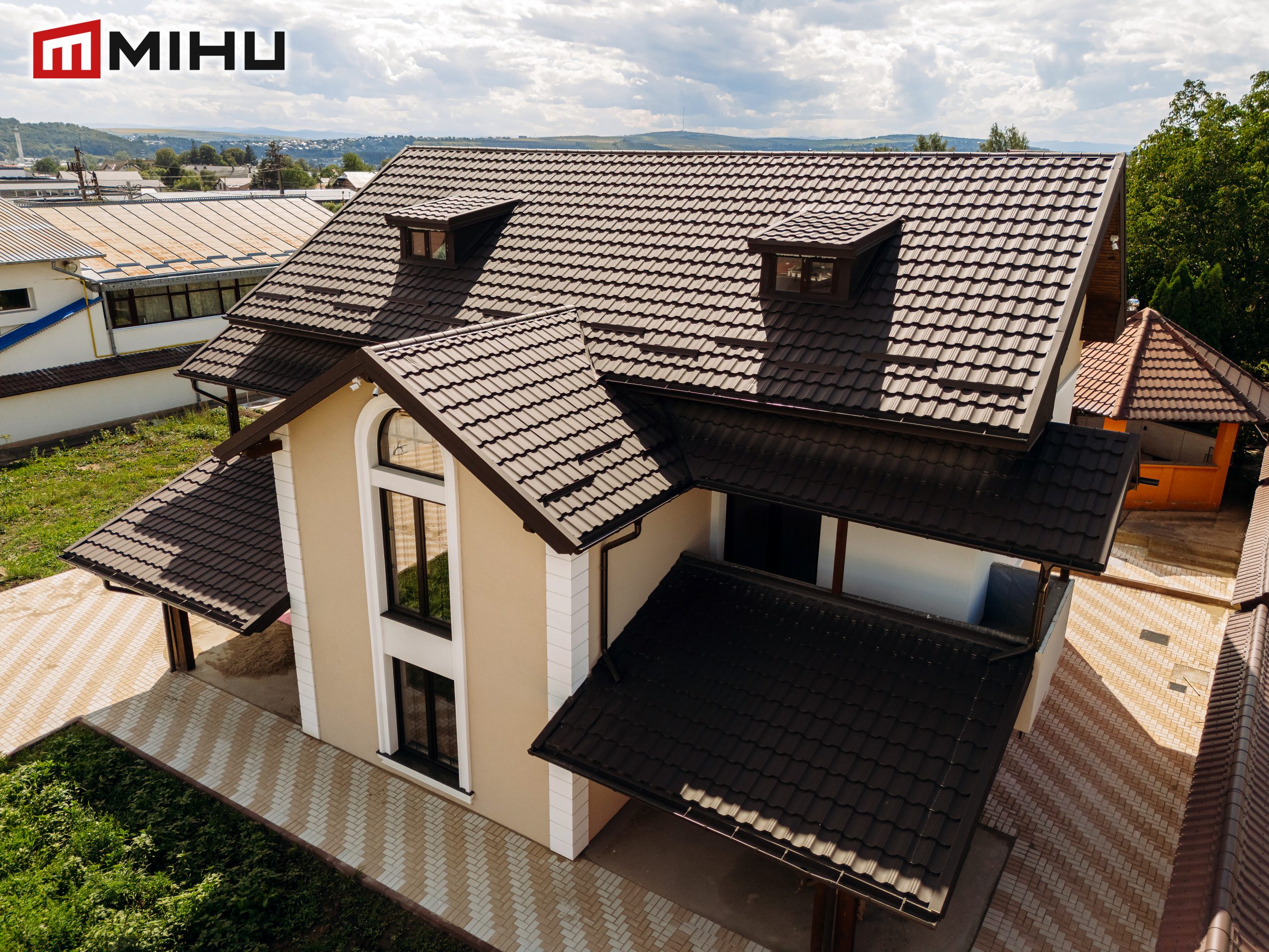 Acoperiș din tablă tip ţiglă metalică Germania Simetric culoare 8017 (maro)