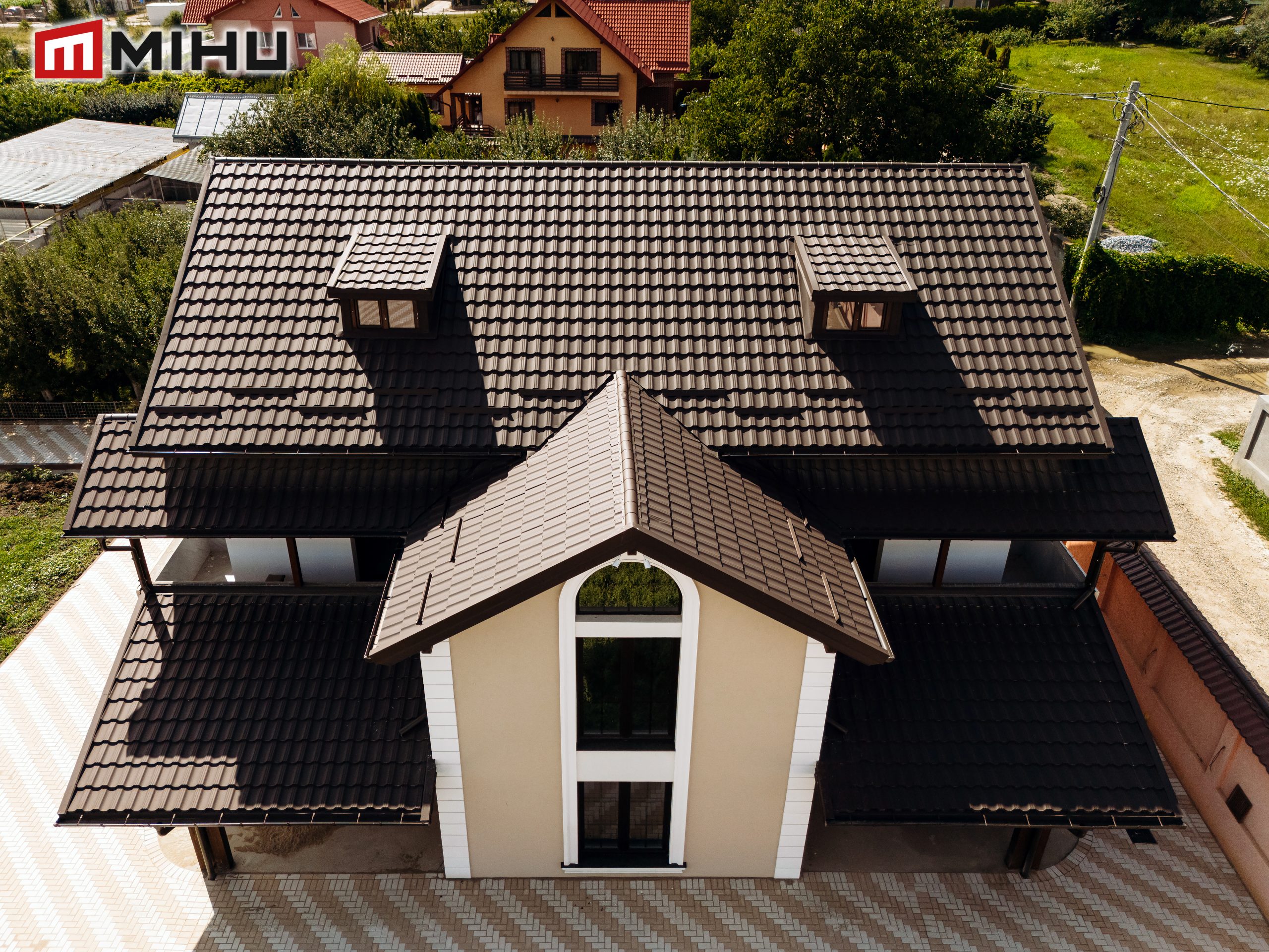Acoperiș din tablă tip ţiglă metalică Germania Simetric culoare 8017 (maro)