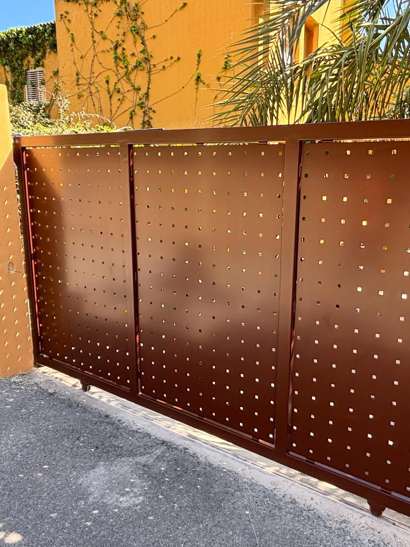 Porți metalice gard din tablă perforată debitată laser