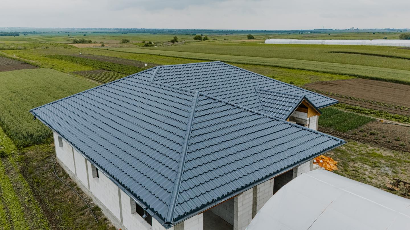 Acoperiş din tablă tip ţiglă metalică Blachotrapez Enigma gri