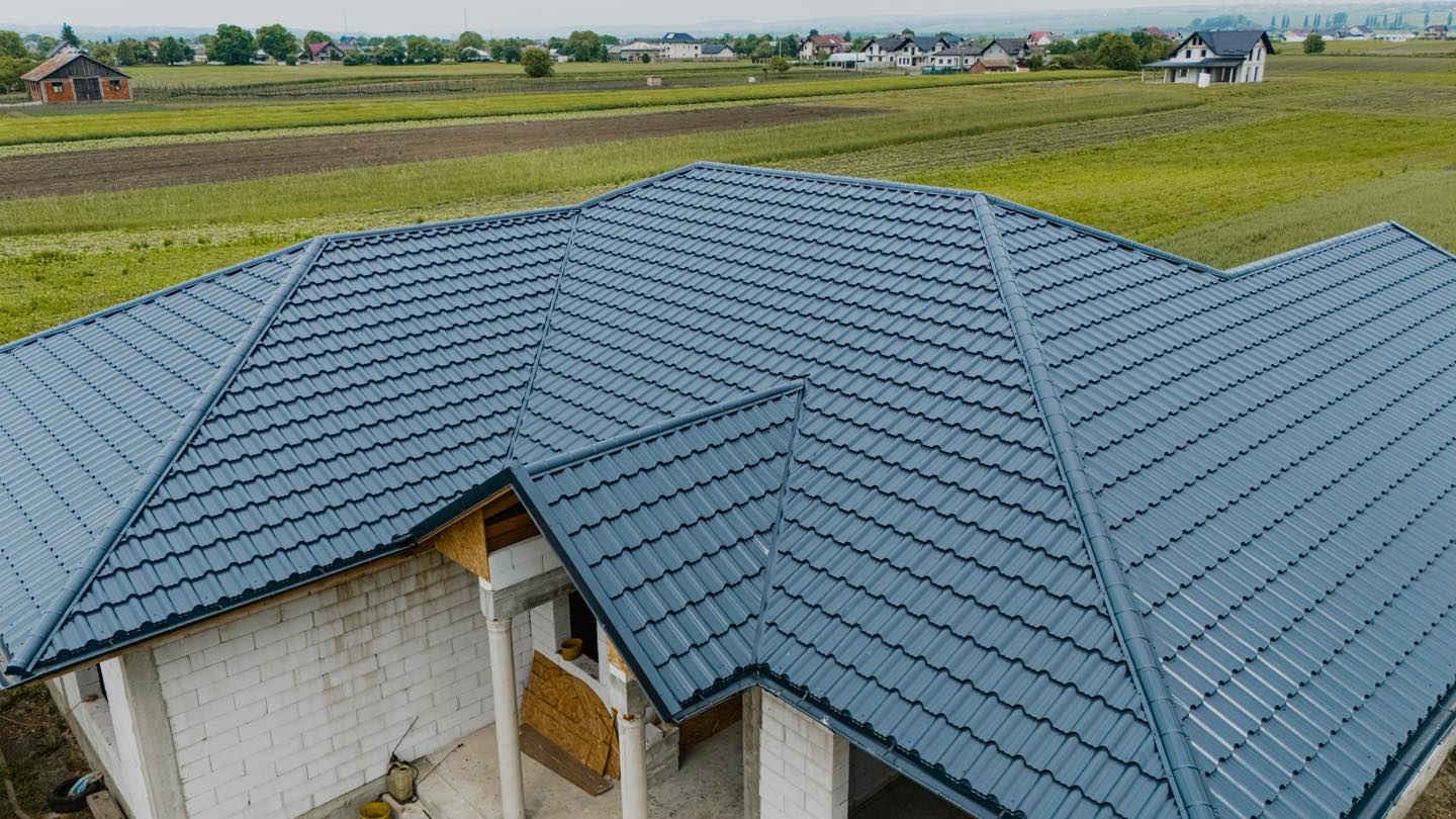 Acoperiş din tablă tip ţiglă metalică Blachotrapez Enigma gri