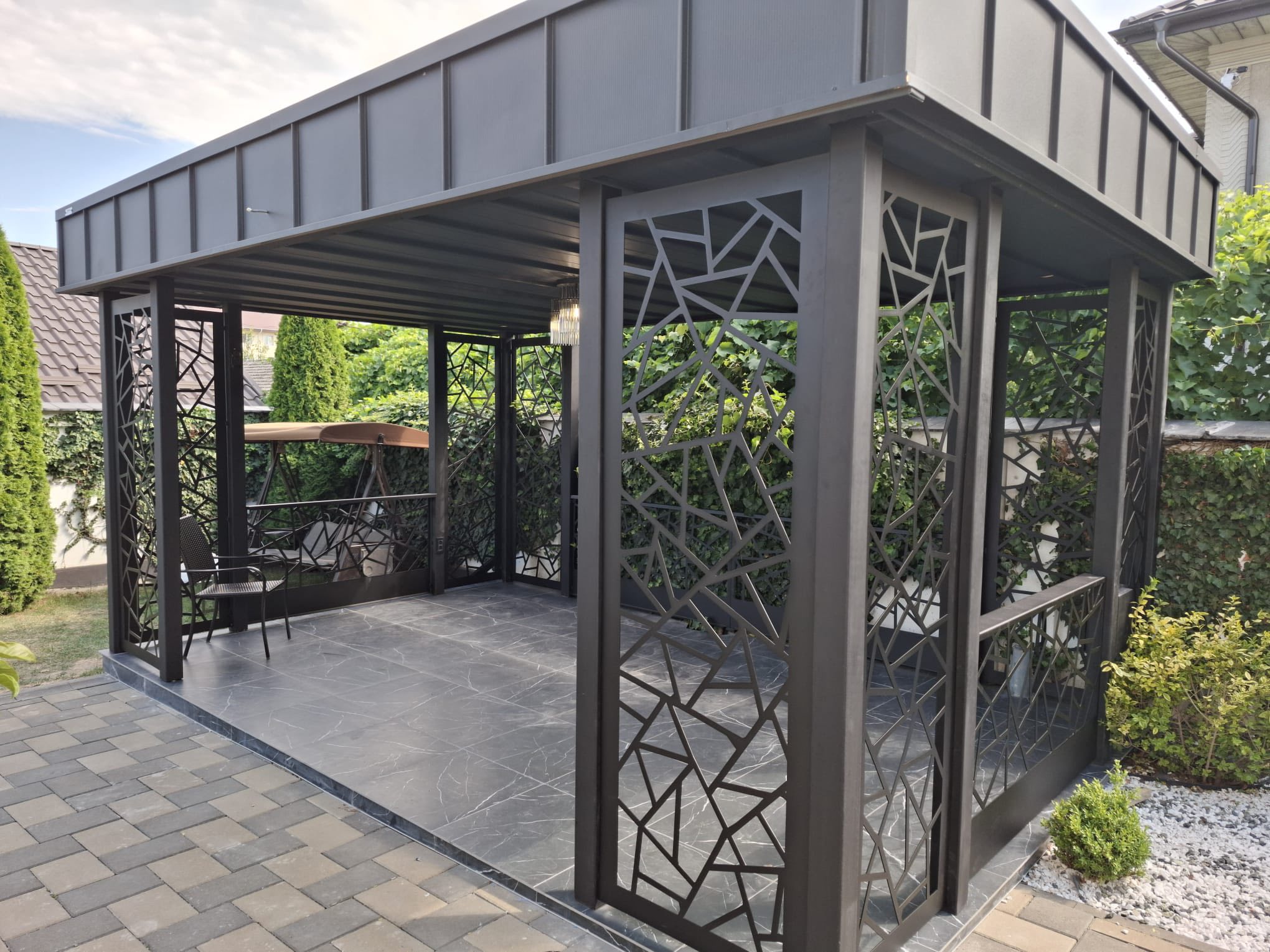 Foișor metalic deschis tip open-space
