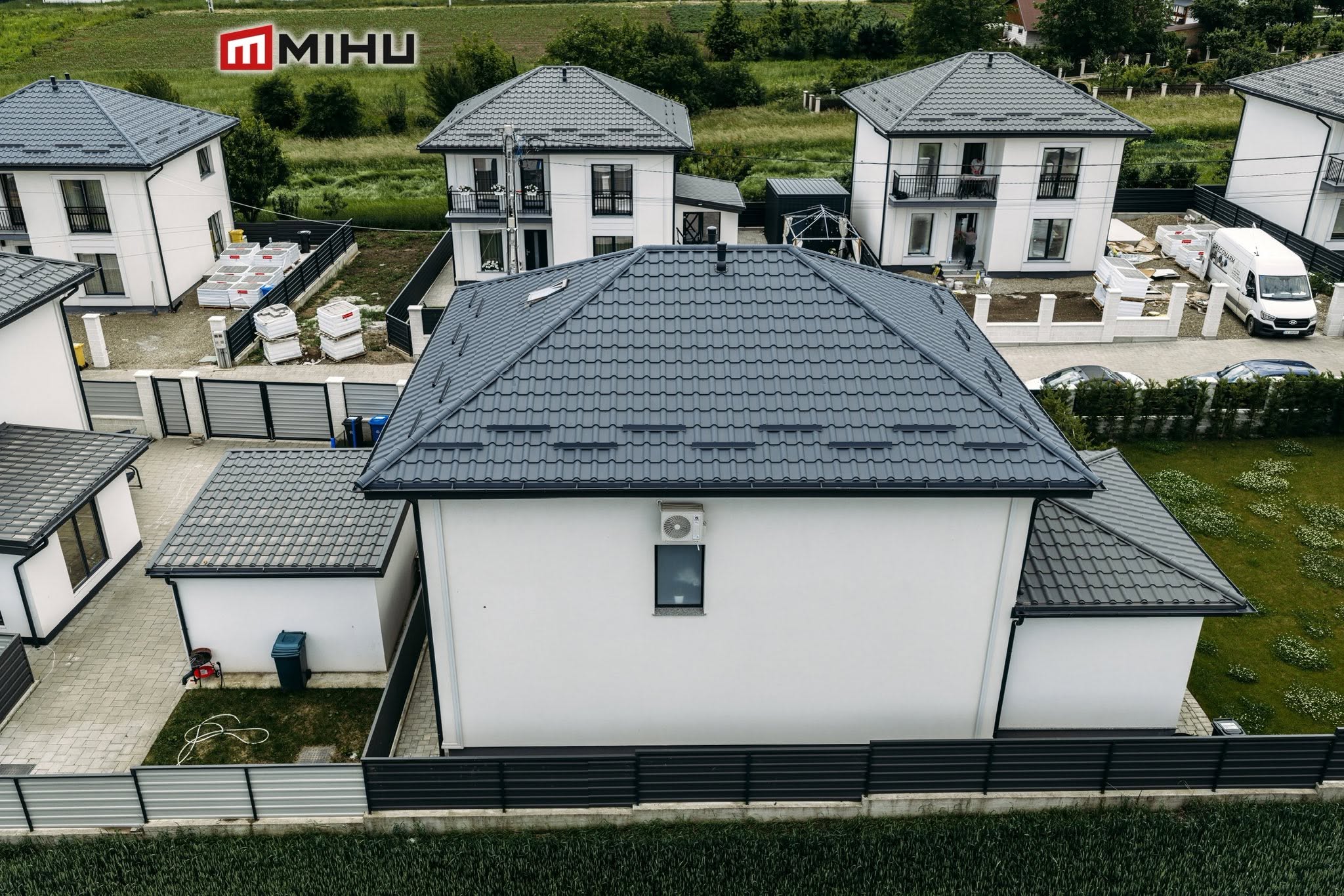 Acoperişuri din ţiglă metalică GERMANIA SIMETRIC pentru ansamblu rezidenţial de case