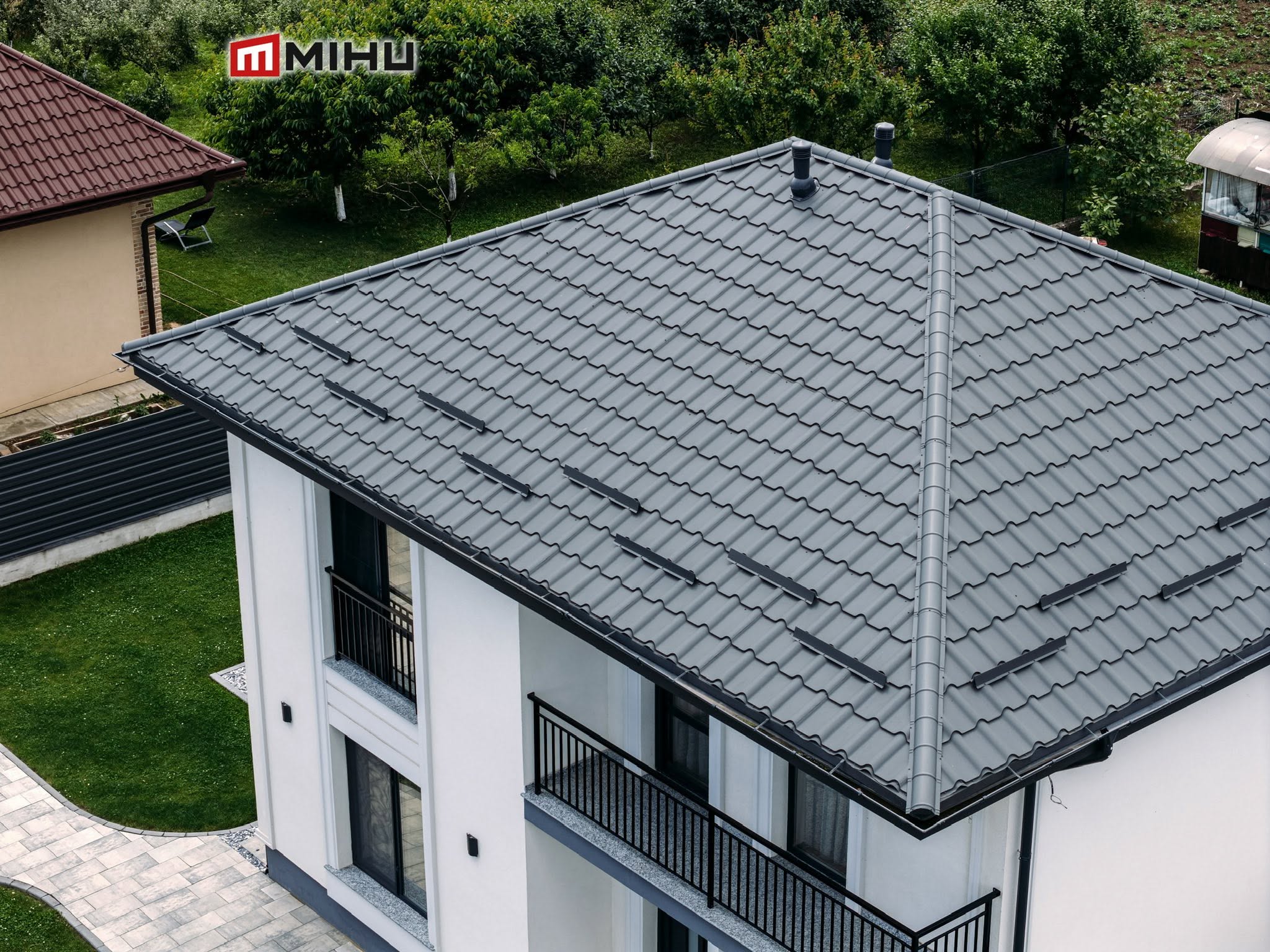 Acoperişuri din ţiglă metalică GERMANIA SIMETRIC pentru ansamblu rezidenţial de case