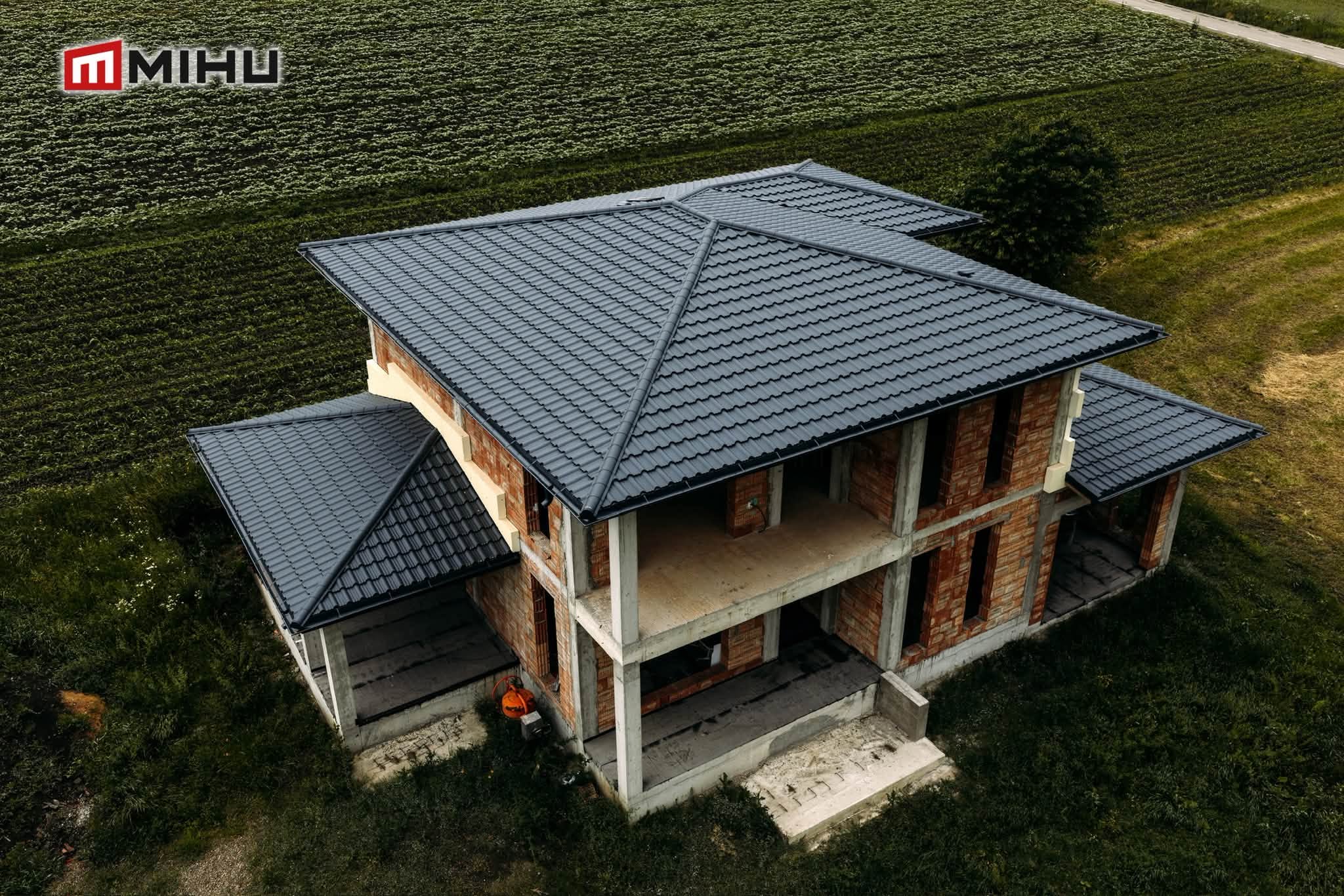 Tablă tip ţiglă metalică MIHU pentru un acoperiş modern