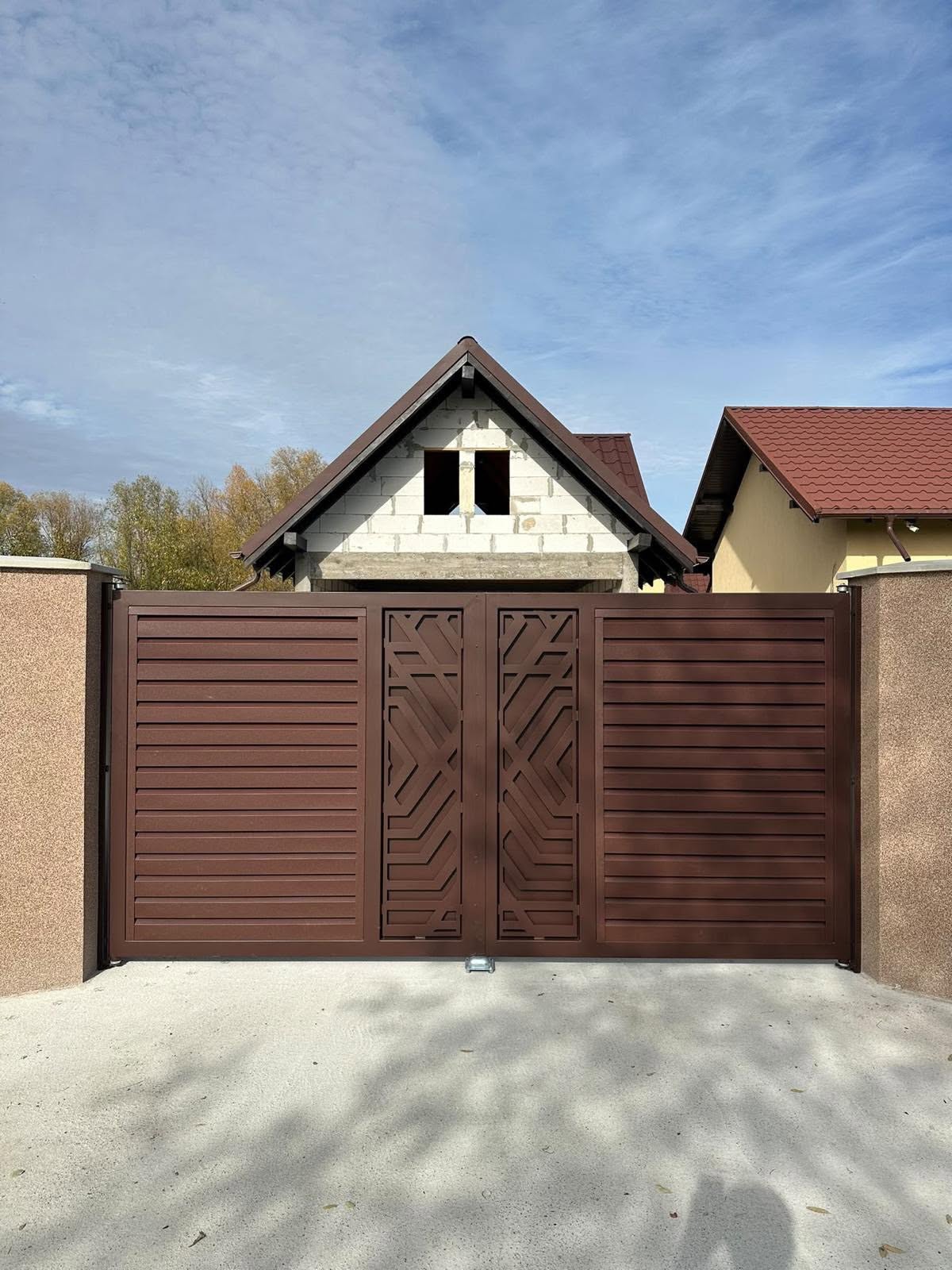 Gard metalic modern, maro în Târpeşti, Neamţ