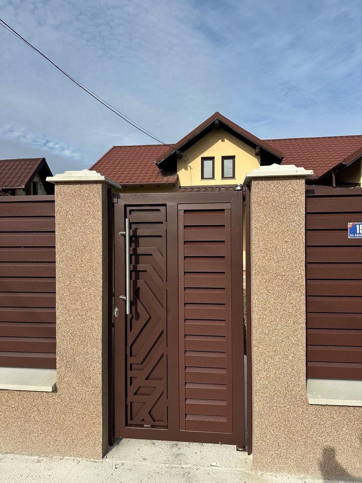 Gard metalic modern, maro în Târpeşti, Neamţ