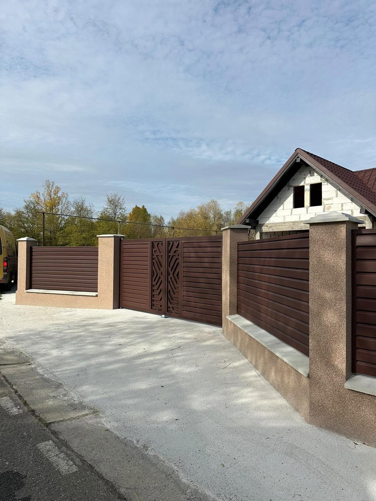 Gard metalic modern, maro în Târpeşti, Neamţ
