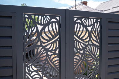 Gard metalic premium, din șipci metalice combinate cu panouri decorative din tablă perforată laser